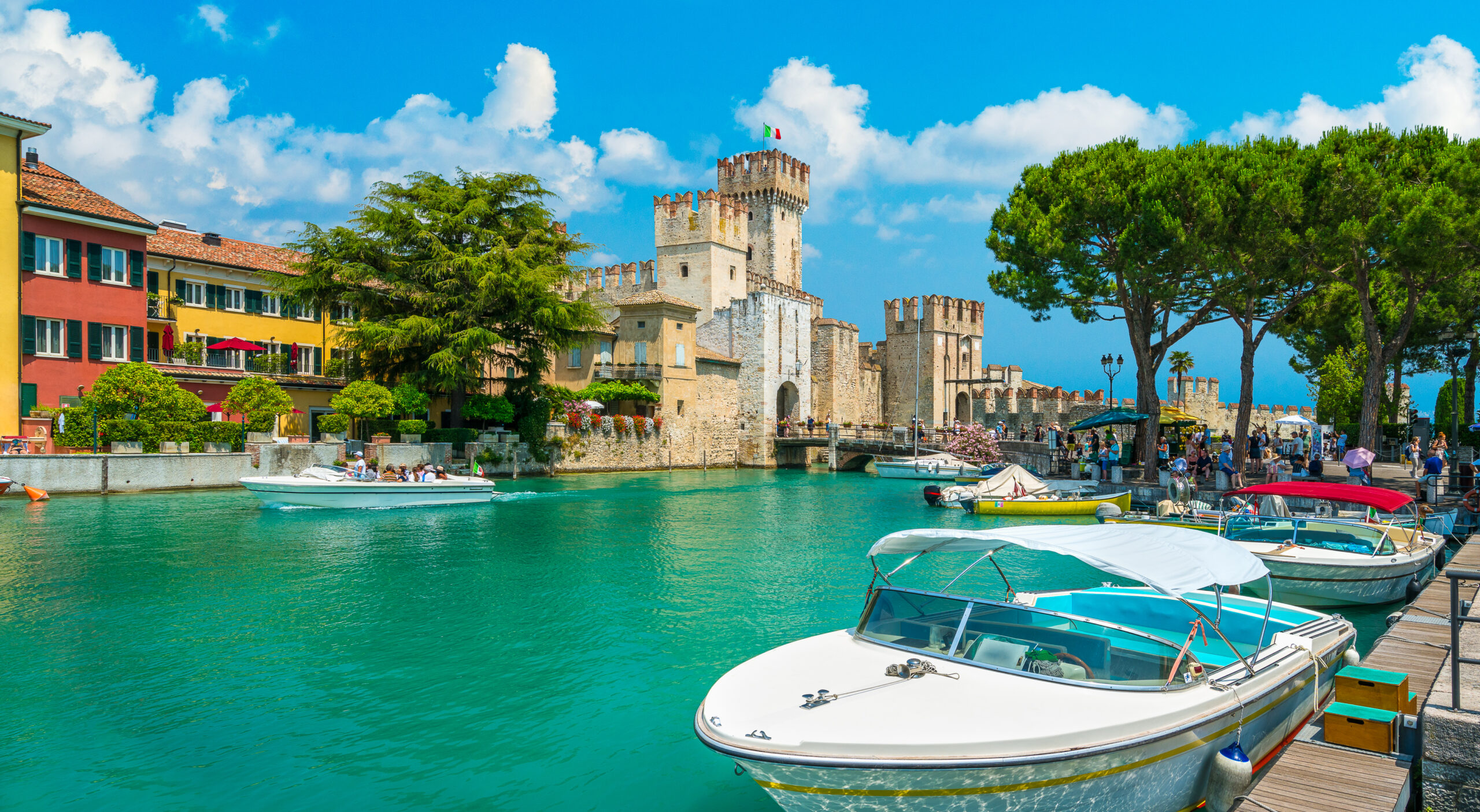 The,Picturesque,Town,Of,Sirmione,On,Lake,Garda.,Province,Of Agence de voyage Ardèche